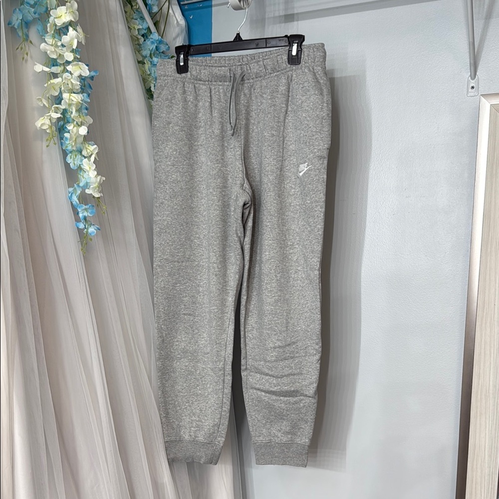 Nwot women’s Nike Gray Sweatpants medium m​